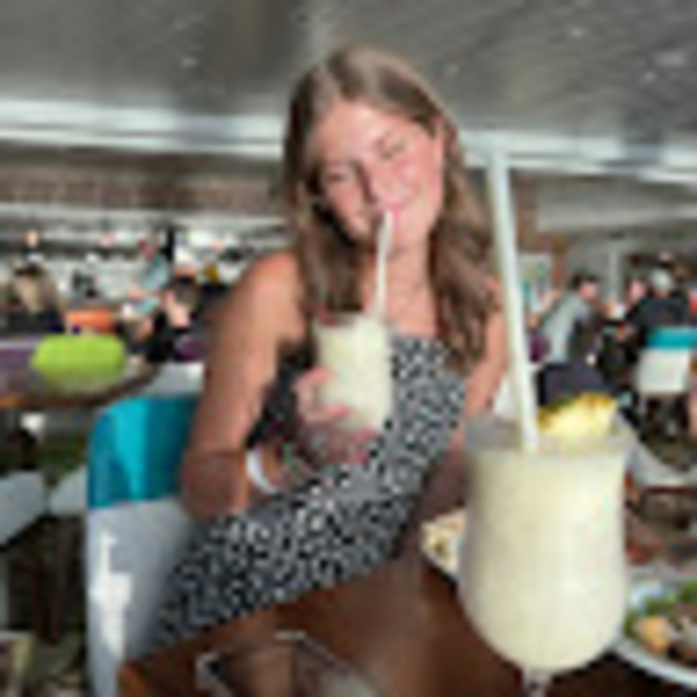 Meet your Posher, Lora